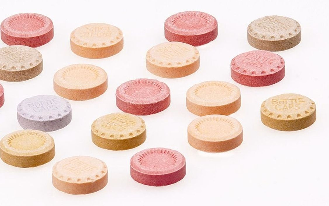 A peach and apple jelly sweet with a glossy finish